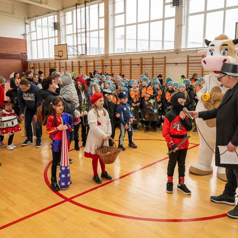 Mali maškari osvojili Grubišno Polje: Šarenilo se preselilo pod krov sportske dvorane